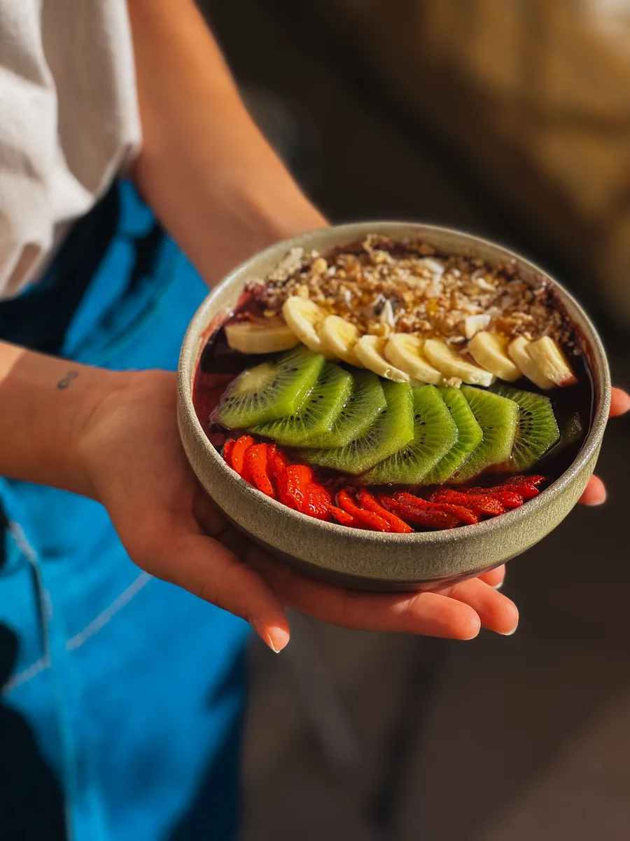 Açaí com kiwi, banana e morango fatiados por cima