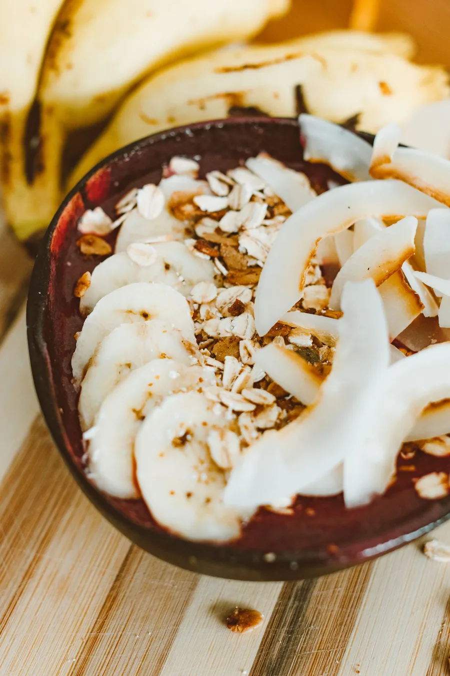Açaí com banana fatiada, coco ralado e granola