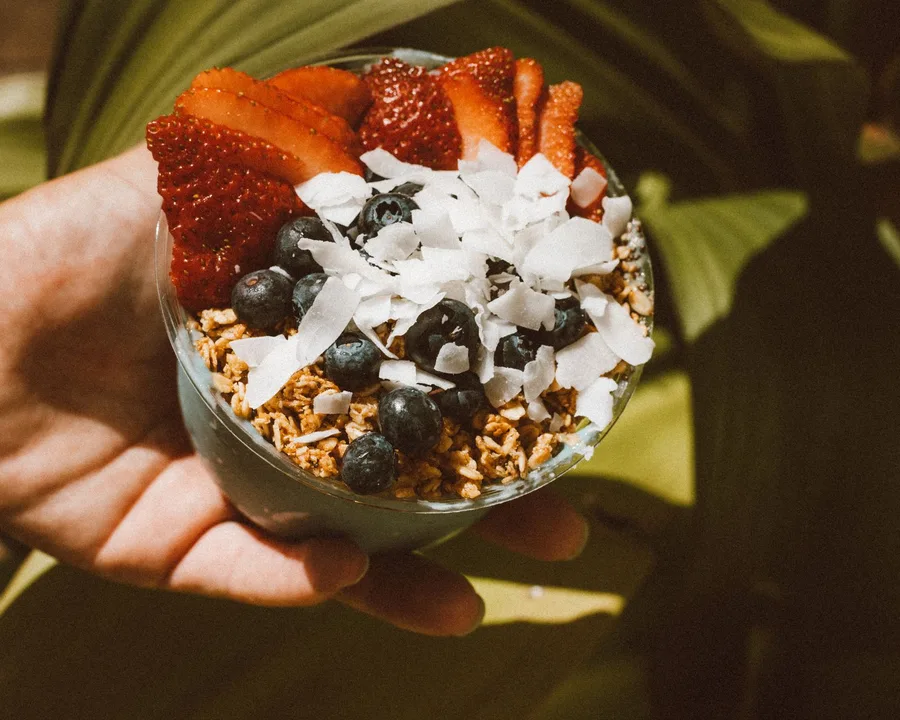 Açaí especial com morangos, mirtilos, granola e coco em camadas