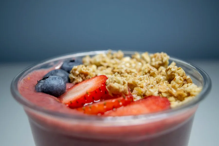 Açaí com morangos frescos, mirtilos e granola crocante