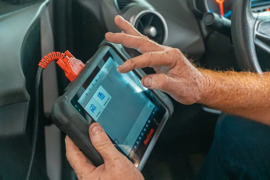 Diagnóstico eletrônico feito com scanner na mão