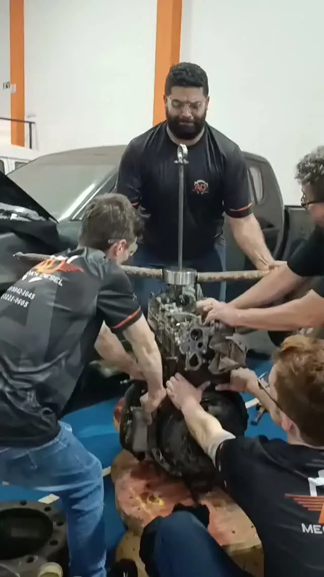 Troca de pneu sendo feita na oficina