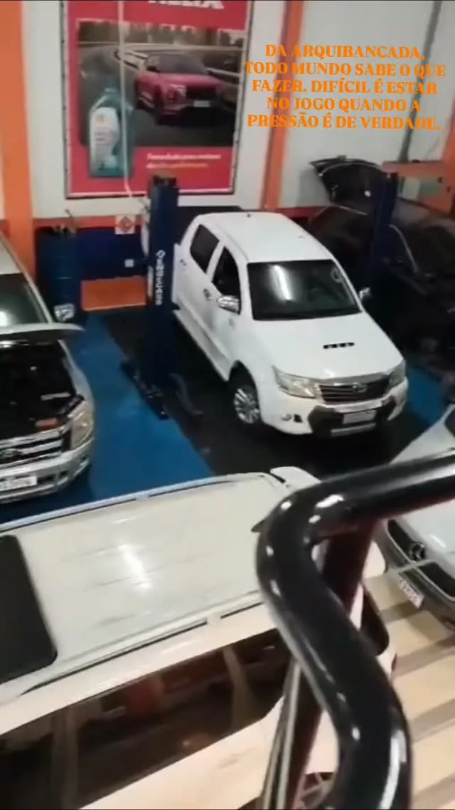 Vão do motor em close durante a manutenção