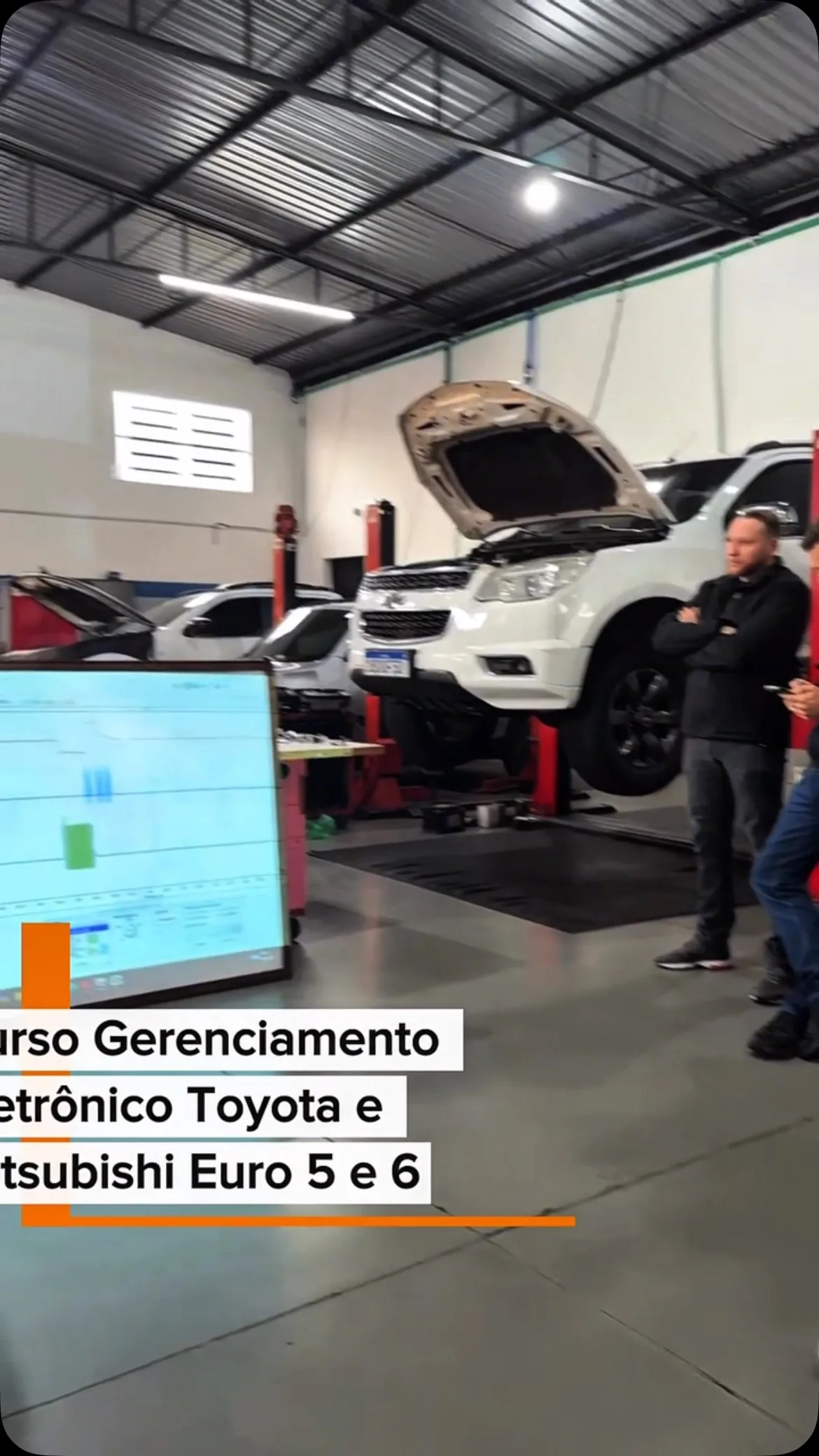 Mecânico fazendo serviço por baixo do veículo